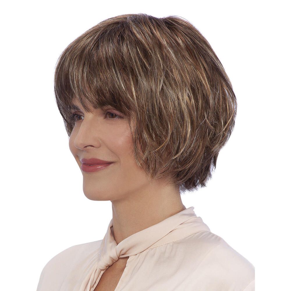 Perücke Sally von trendhair. Kurze, braune Kunsthaarperücke mit Pony. Seitenansicht einer Frau.