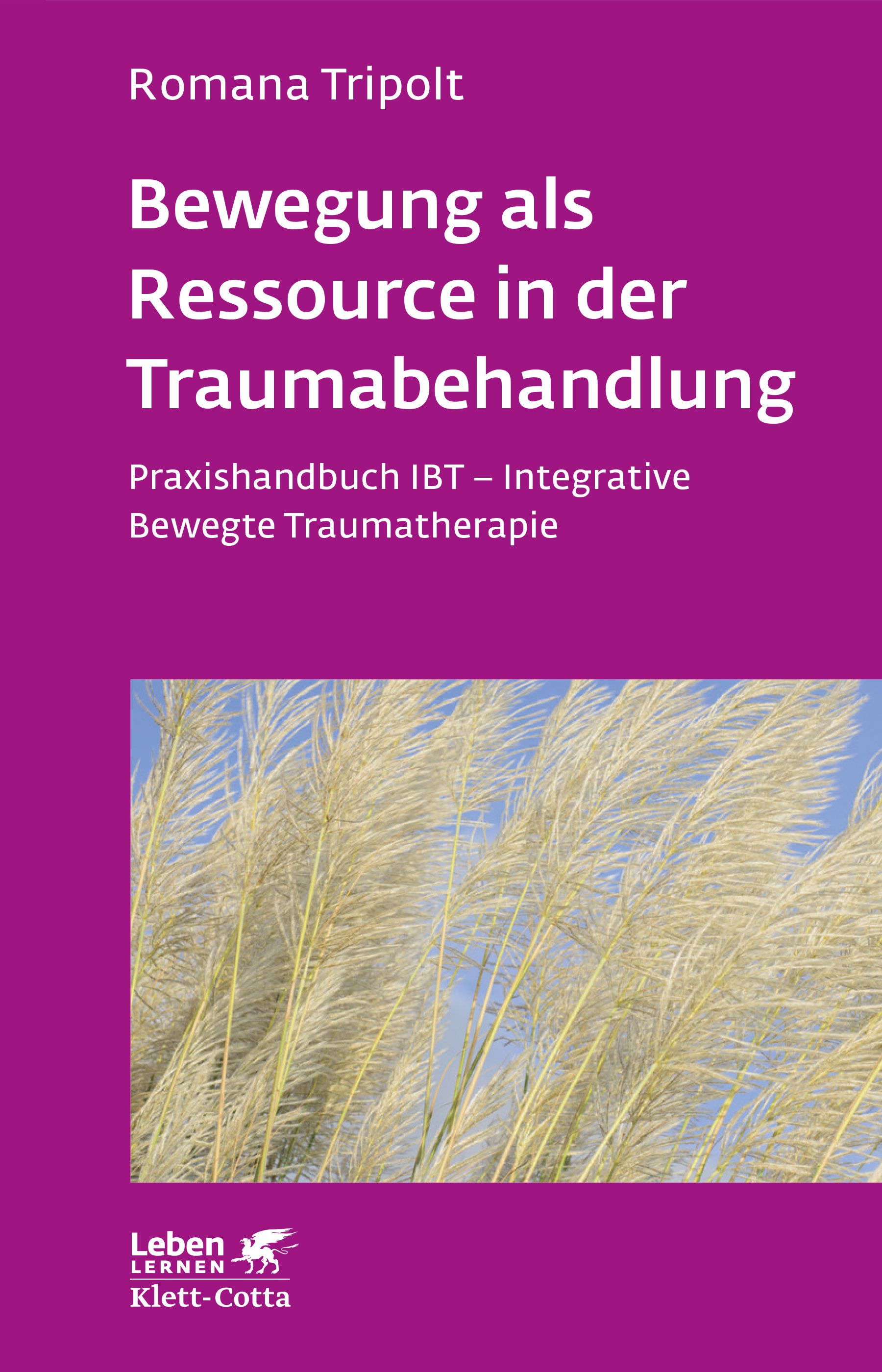 Buchcover mit Titel: Bewegung als Ressource in der Traumabehandlung. Autorin: Romana Tripolt. Verlag: Klett-Cotta. Hintergrund: Gräser.