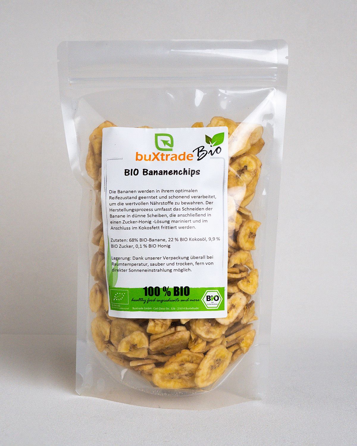 Klarsichtbeutel mit Bio Bananenchips. Aufkleber mit Produktinformationen. 100% Bio-Siegel.