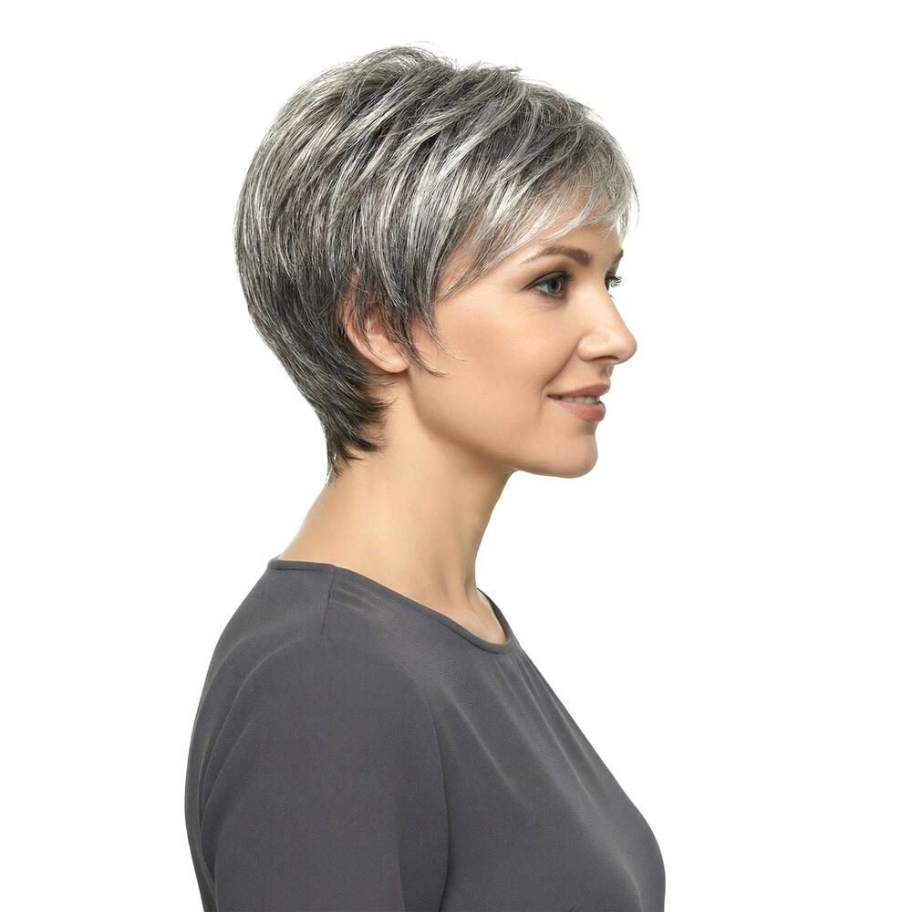 Seitenansicht einer Frau mit kurz geschnittener, grau-melierter Perücke. Graues Oberteil. Weißer Hintergrund.