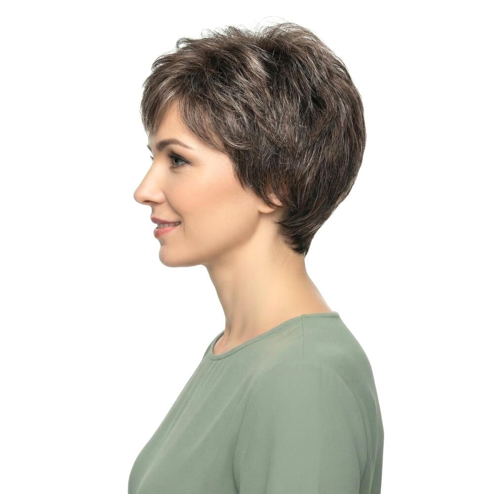 Kurzhaarperücke mit braun-grauen Strähnen. Seitenansicht einer Frau mit grüner Bluse.