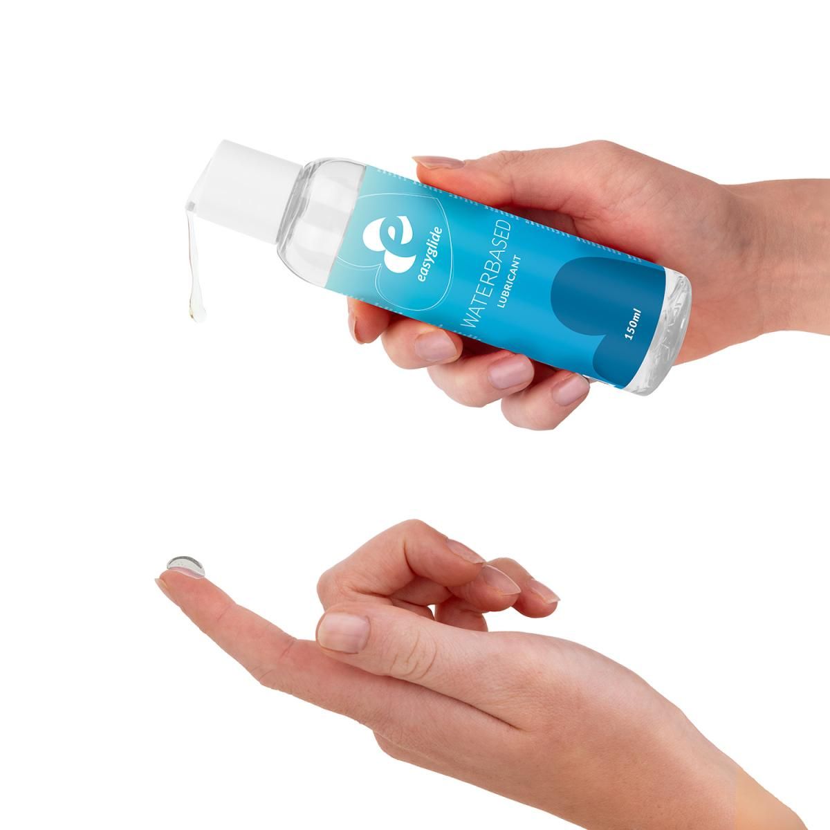 EasyGlide Gleitgel in der Hand, ein Tropfen auf dem Finger.