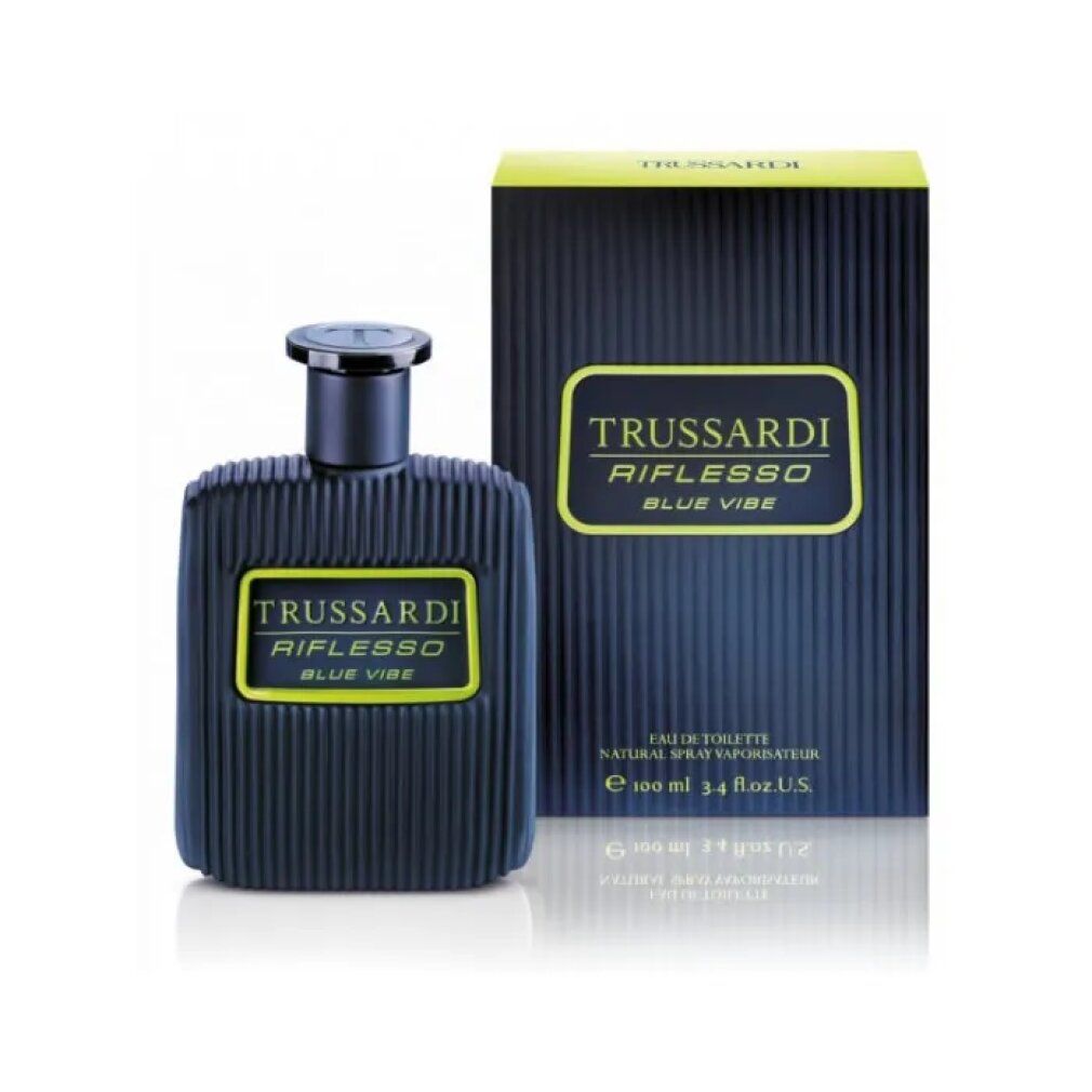 Dunkelblaue Flasche und Schachtel Trussardi Riflesso Blue Vibe. Geriffelte Oberfläche, gelbes Etikett. Text sichtbar.