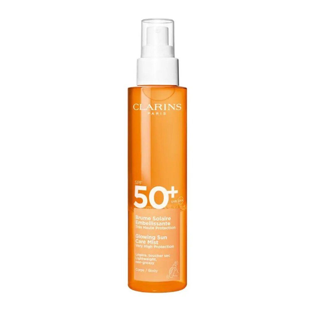 Orangefarbene Flasche mit Sprühkopf. Text: Clarins Paris, SPF 50+, Glowing Sun Care Mist. Hoher Sonnenschutz.