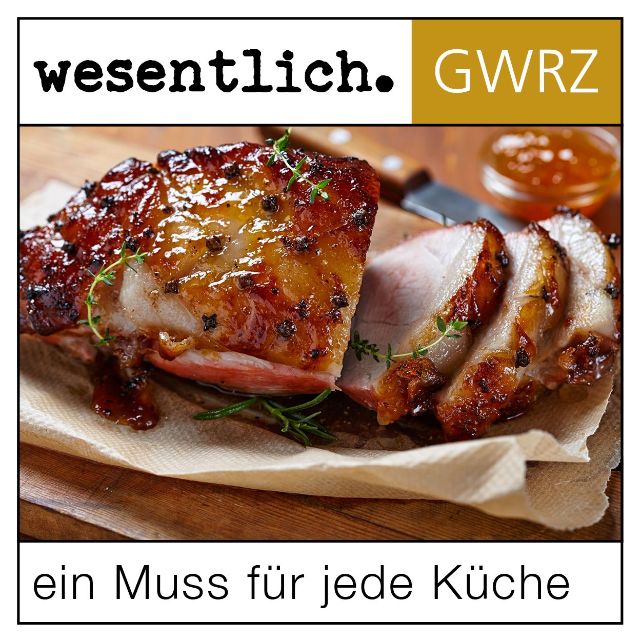 Gebratenes Fleisch mit Nelken. Aufschrift: ein Muss für jede Küche. Hintergrund: Holzbrett.