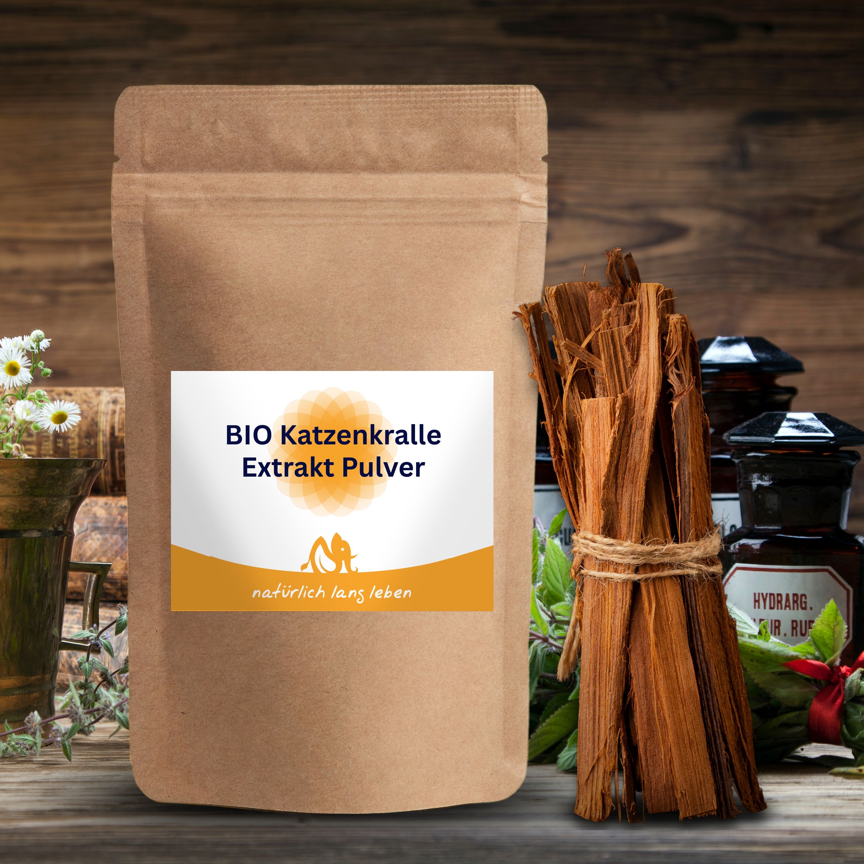 Braune Papiertüte mit Etikett: BIO Katzenkralle Extrakt Pulver. Daneben Bündel Katzenkralle-Rinde.