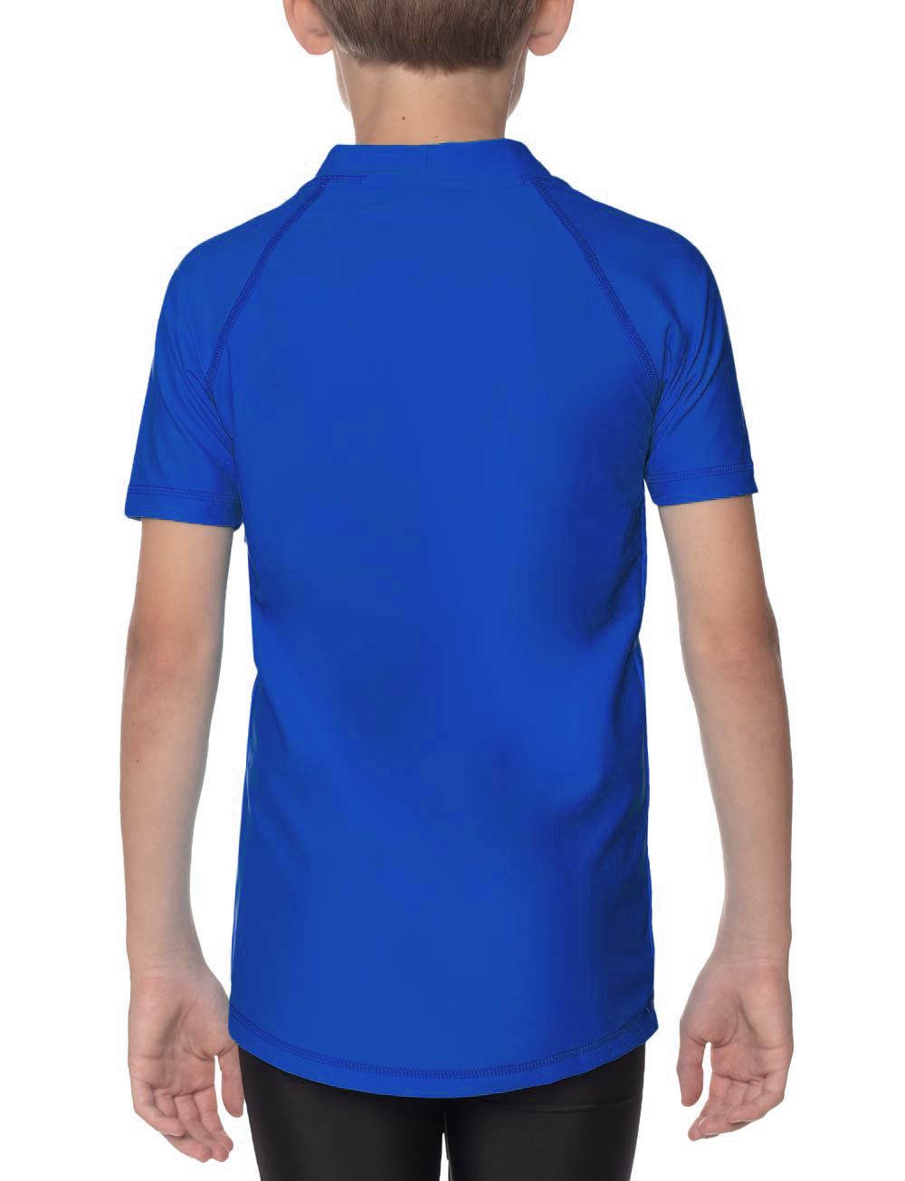 Rückansicht eines Kindes in blauem iQ-UV Sonnenschutz Shirt Kids Igelchen. Kurzarm-Shirt mit Stehkragen. UV-Schutz-Kleidung.