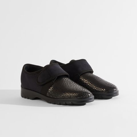 Brauner Damenschuh mit Klettverschluss und Schlangenmuster-Akzent.