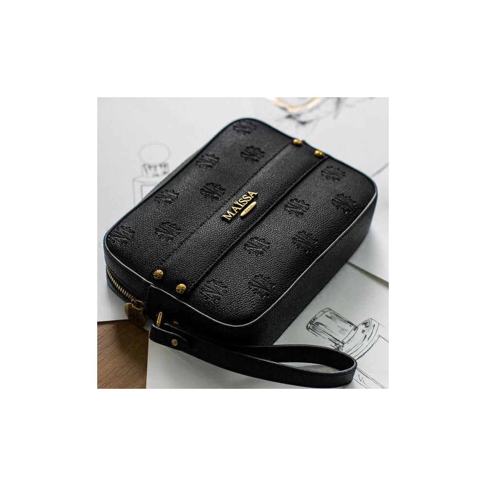 Schwarze Tasche mit goldfarbenen Details. Geprägtes Muster mit Logo. Reißverschluss und Handschlaufe.