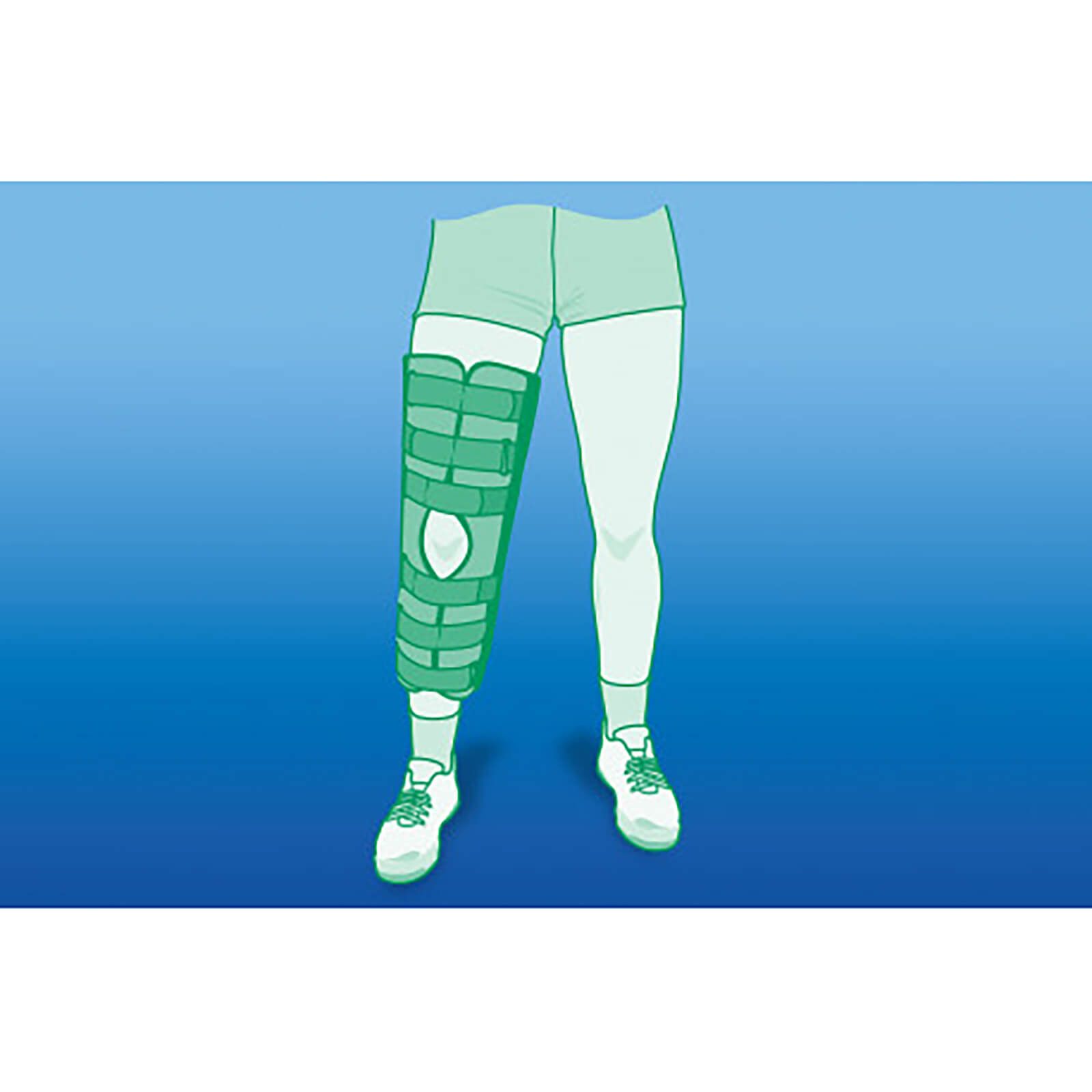 Illustration einer Knieschiene am Bein. Grünliche Farbe, Klettverschlüsse. Knieorthese am Bein befestigt.