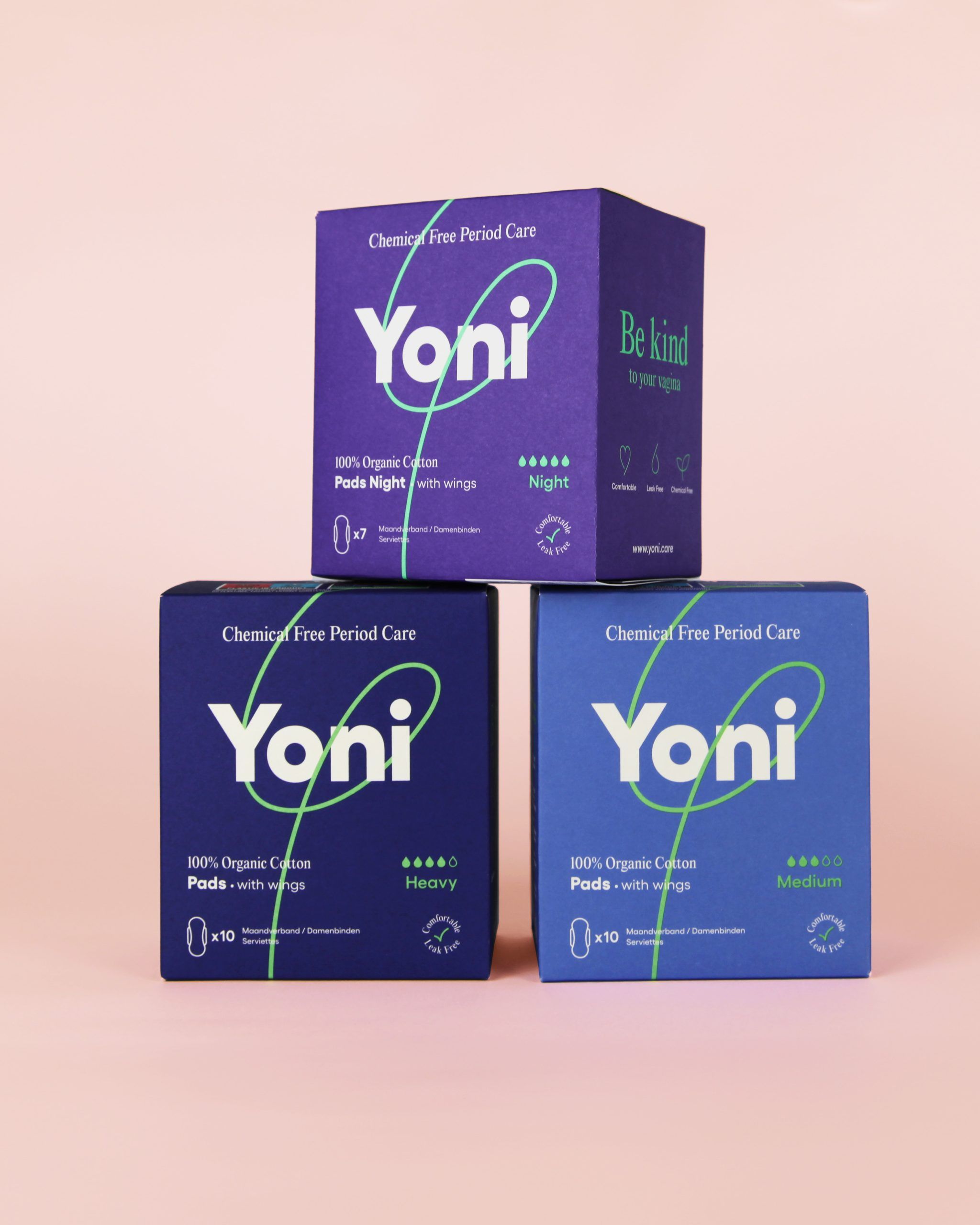 Drei quadratische Schachteln mit "Yoni"-Logo. Beschriftungen: "Night", "Heavy", "Medium". Aufschrift: "Chemical Free Period Care".