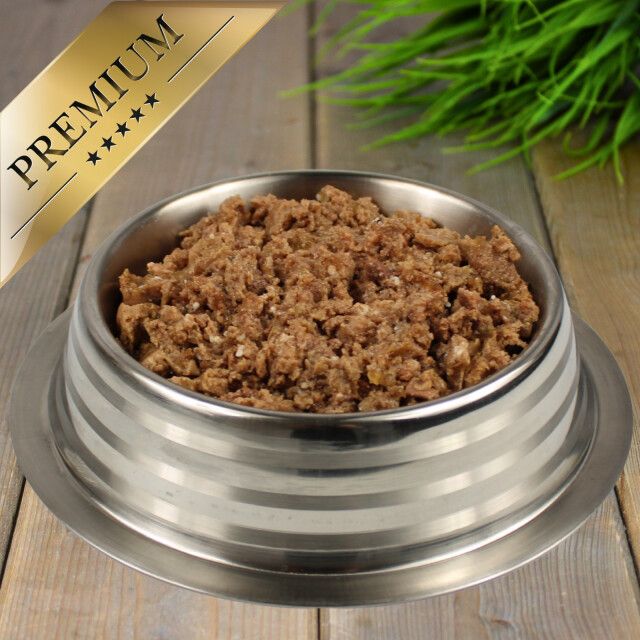 Hundefutter in Edelstahlnapf. Aufschrift: Premium.