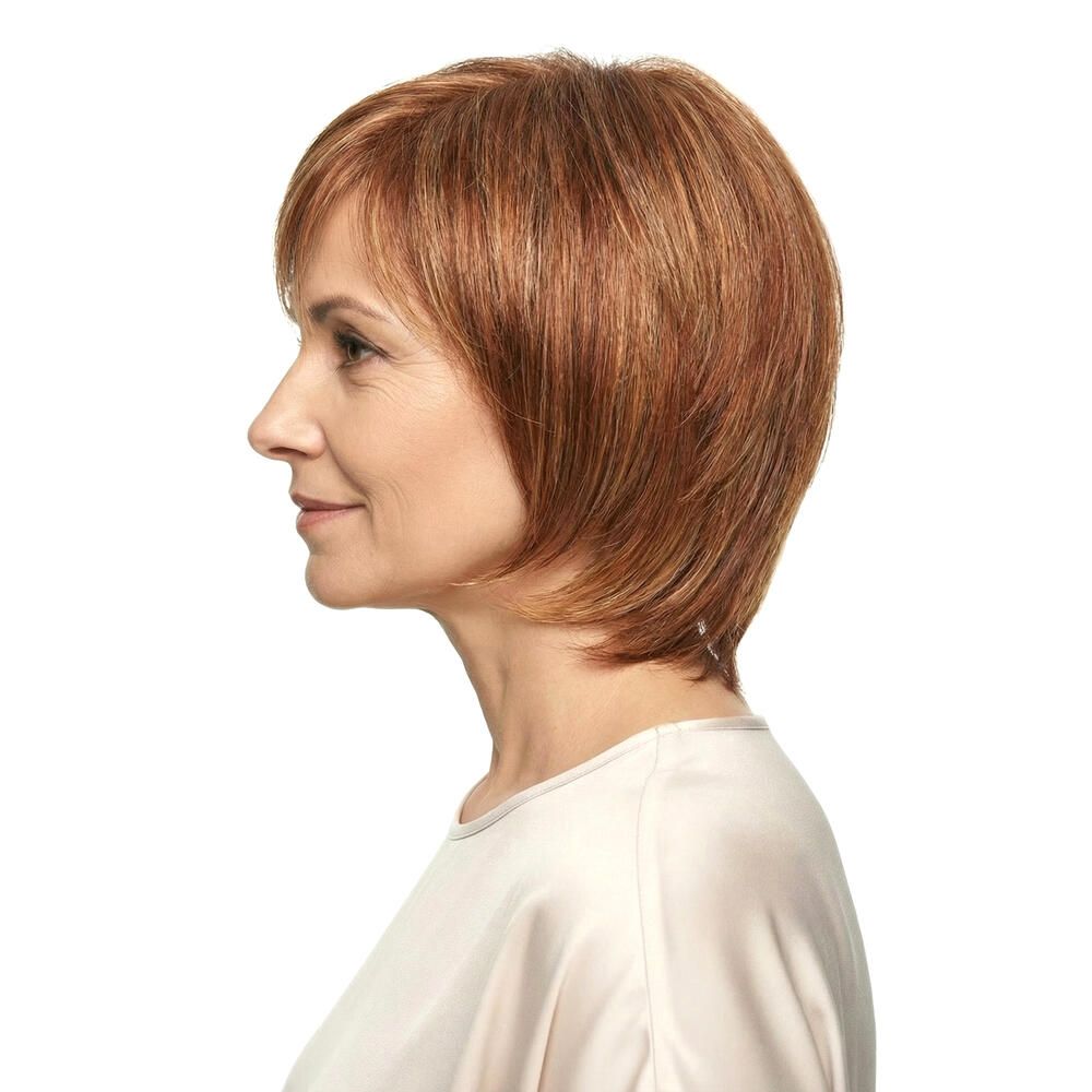 Profil einer Frau mit roter Perücke mit blonden Strähnen. Kurzer, gestufter Schnitt.