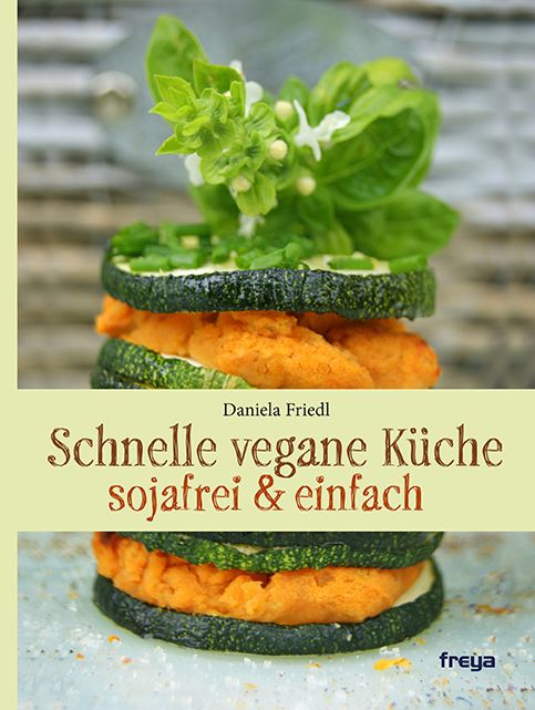 Buchcover mit dem Titel "Schnelle vegane Küche sojafrei & einfach". Gezeigt wird ein Gericht aus Zucchini und Gemüse. Autorin: Daniela Friedl.