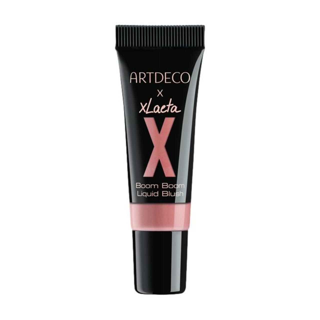 Schwarze Tube mit rosafarbenem Inhalt. Aufschrift: ARTDECO x Xlacta, X, Boom Boom Liquid Blush.