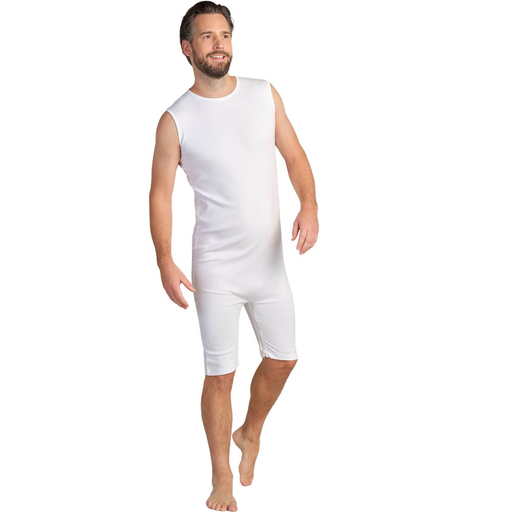 Weißer Body kurz, ohne Arme. Mann steht barfuß, lächelt. Blick auf den Body.