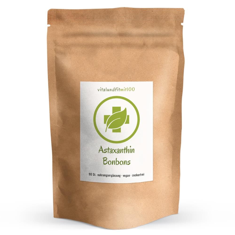 Braune Tüte mit weißem Etikett. Aufschrift: vitalundfitmit100, Astaxanthin Bonbons. Keine weitere Elemente.