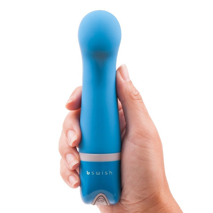 Blauer Vibrator in Hand gehalten. Auf dem Vibrator steht "b swish".