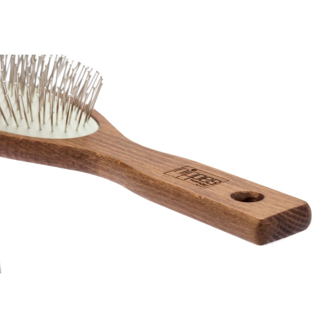 Spazzola per capelli ovale, manico in legno, perni metallici. Logo Nippes. Foro.