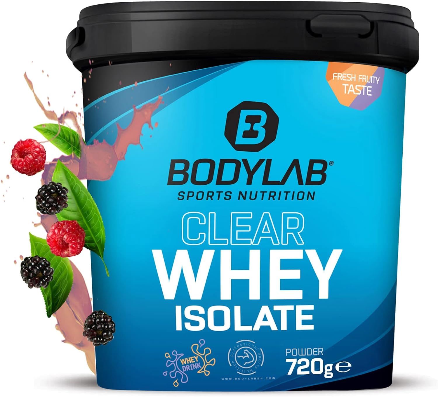 Blauer Eimer mit Bodylab Clear Whey Isolate. Aufschrift: Clear Whey Isolate, 720g, Waldfrucht-Eistee. Abbildung von Früchten.