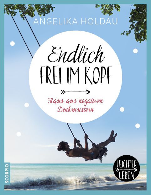 Buchcover mit Titel "Endlich frei im Kopf". Autorin: Angelika Holdau. Frau auf Schaukel am Strand. Logo "Leichter Leben".
