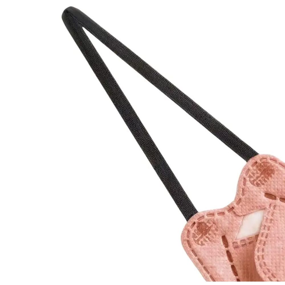 Nahaufnahme eines rosafarbenen Maskenmaterials mit schwarzer Ohrschlaufe. Detailansicht der Naht.