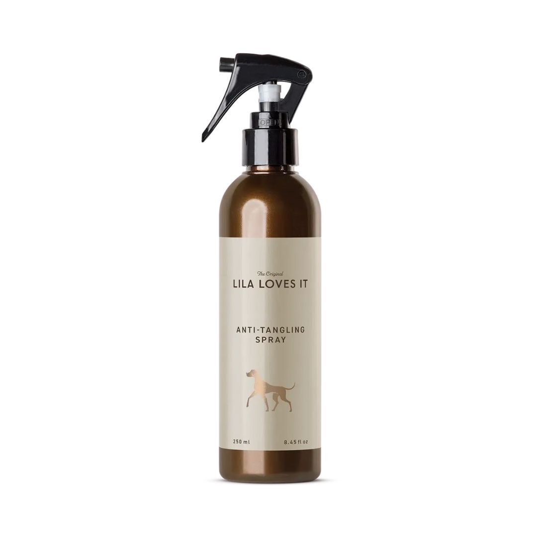 Braune Sprühflasche mit schwarzem Sprühkopf. Aufschrift: LILA LOVES IT, Anti-Tangling Spray. Abbildung eines Hundes.