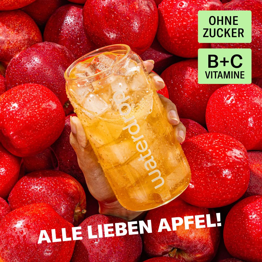 Glas mit Wasser und Eiswürfeln, darin ein waterdrop® Würfel. Aufschrift: waterdrop®. Umgeben von roten Äpfeln. Mit Vitaminen.