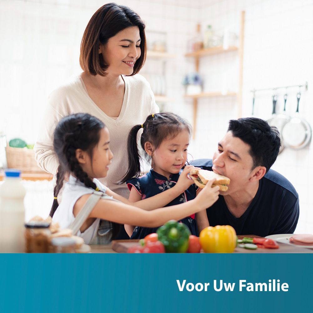 Familie aan tafel. Tekst: Voor uw familie.