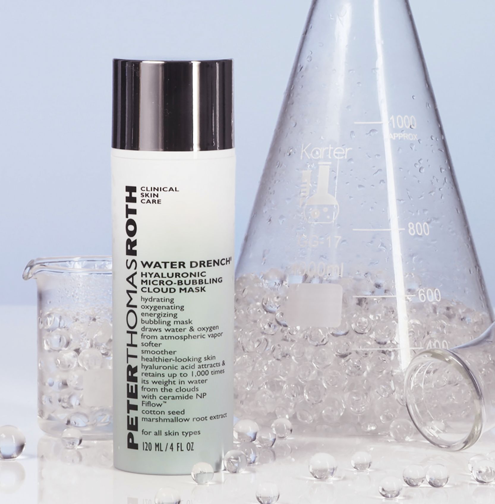 Flasche neben Laborgeräten. Aufschrift: Peter Thomas Roth Water Drench Micro-Bubbling Cloud Mask. 120 ml/4 FL OZ.