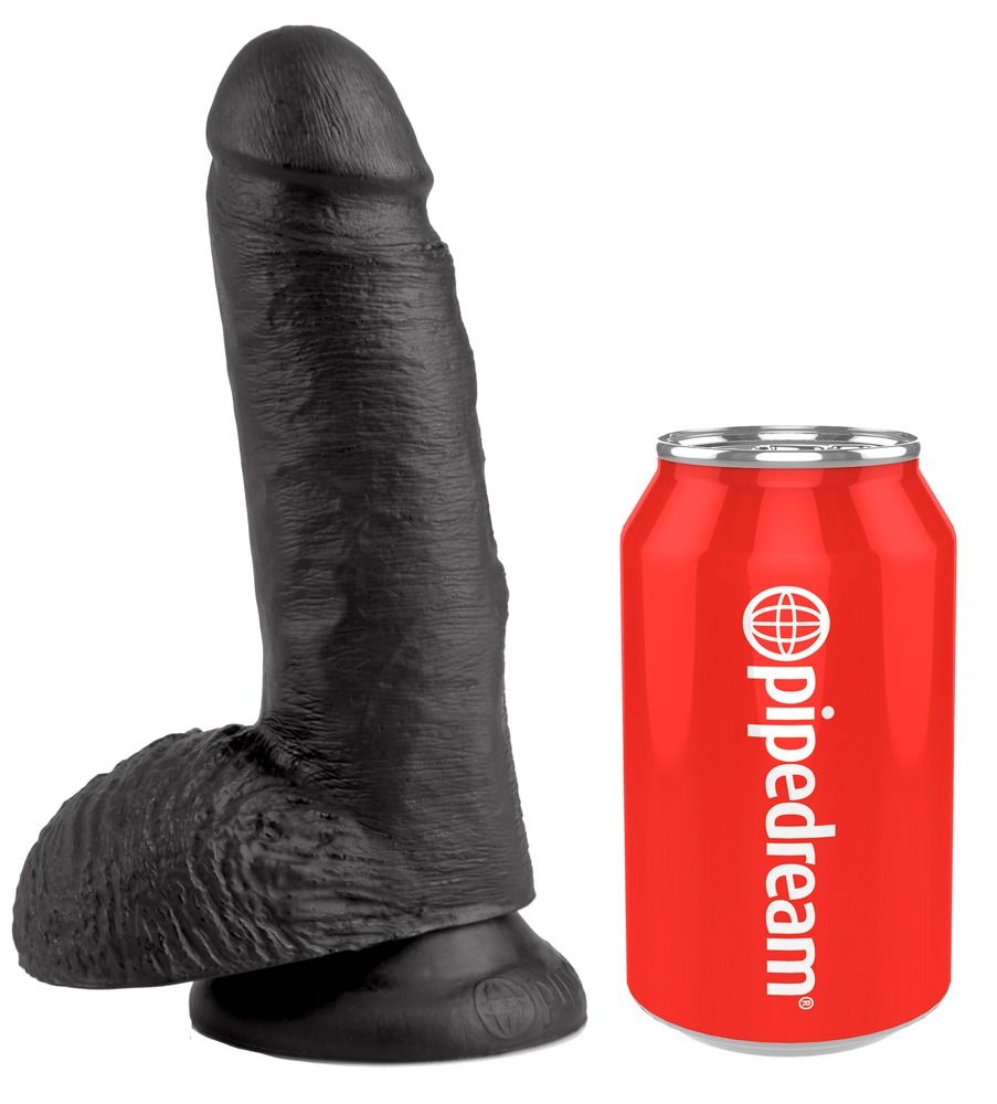 Schwarzer Dildo neben einer roten Getränkedose. Dildo mit texturierter Oberfläche und Hoden. Dose mit Logo.