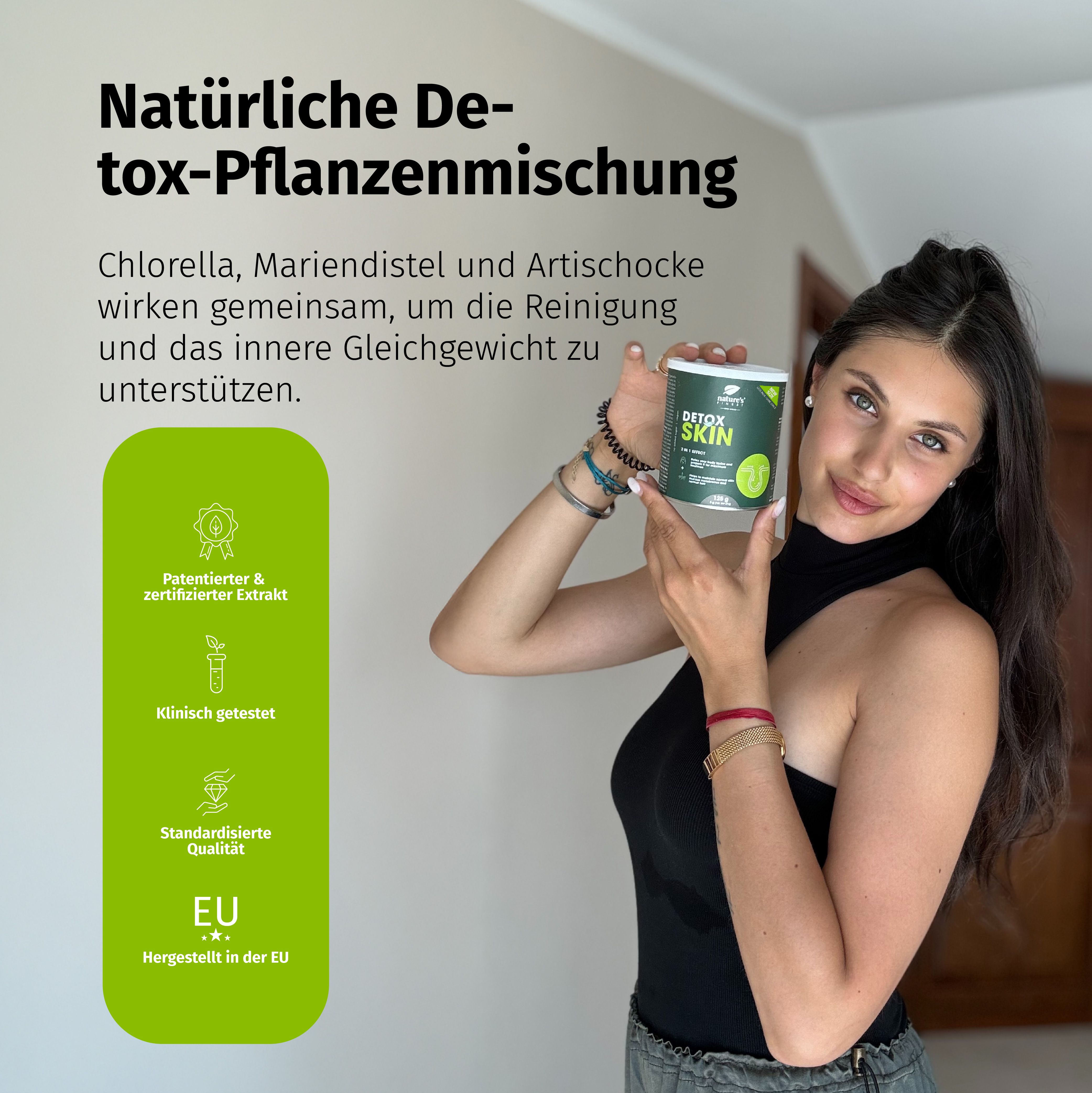 Frau hält eine Dose 'DETOX SKIN' mit pflanzlicher Mischung. Links sind Siegel für patentierten Extrakt, klinische Tests und EU-Qualität.