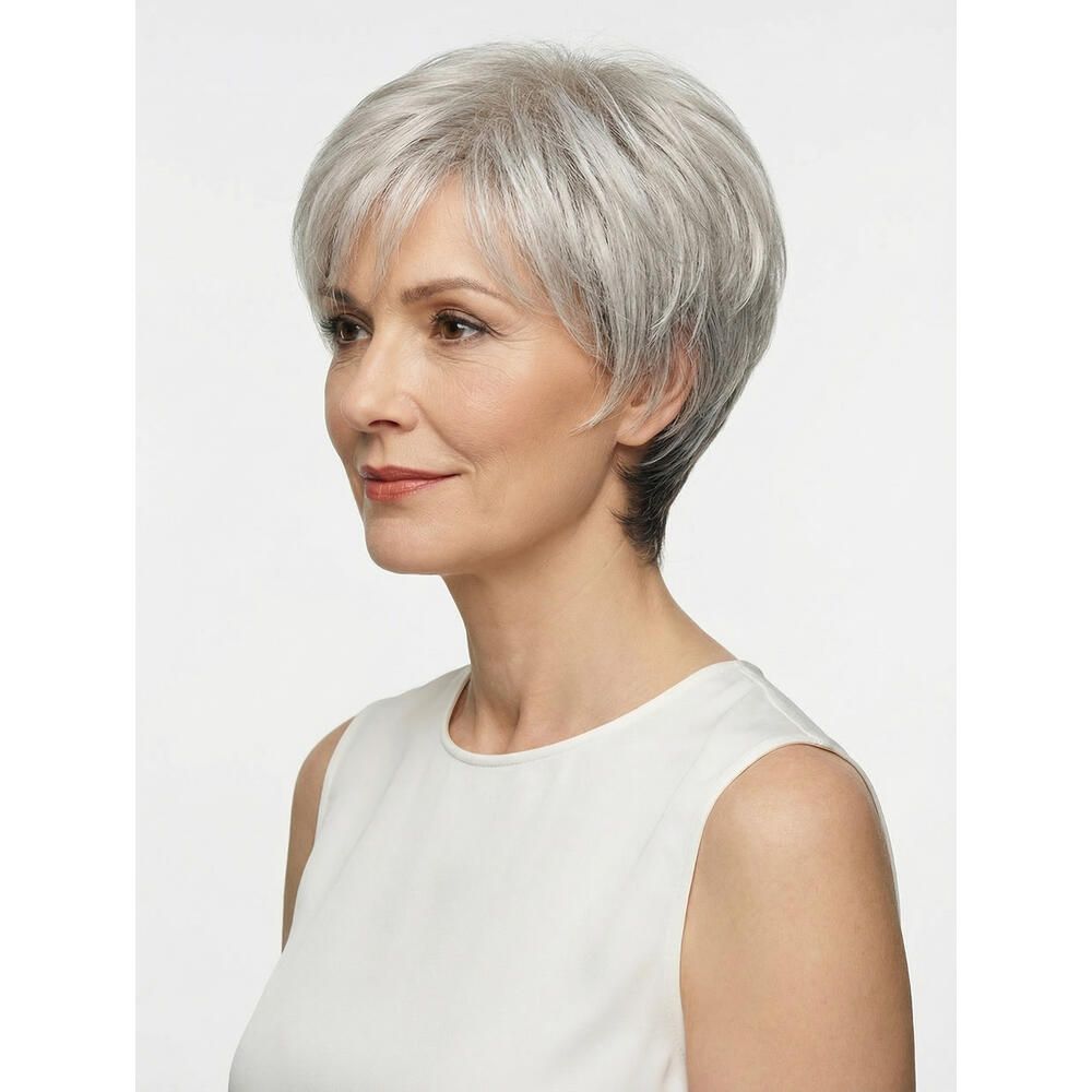 Kurzhaarperücke in Grau. Frau trägt ein weißes Oberteil. Seitliche Ansicht.