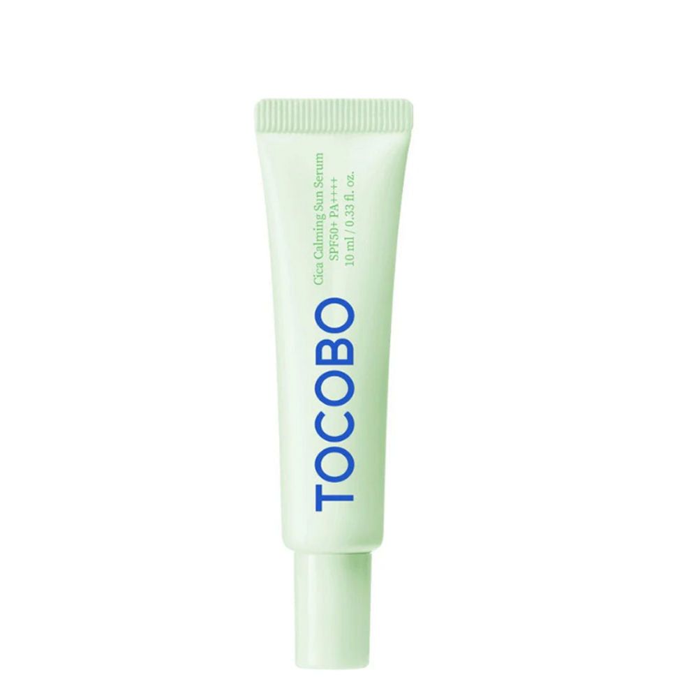 Grüne Tube mit blauer Schrift. Aufschrift: TOCOBO, Cica Calming Sun Serum SPF50+ PA++++, 10 ml.