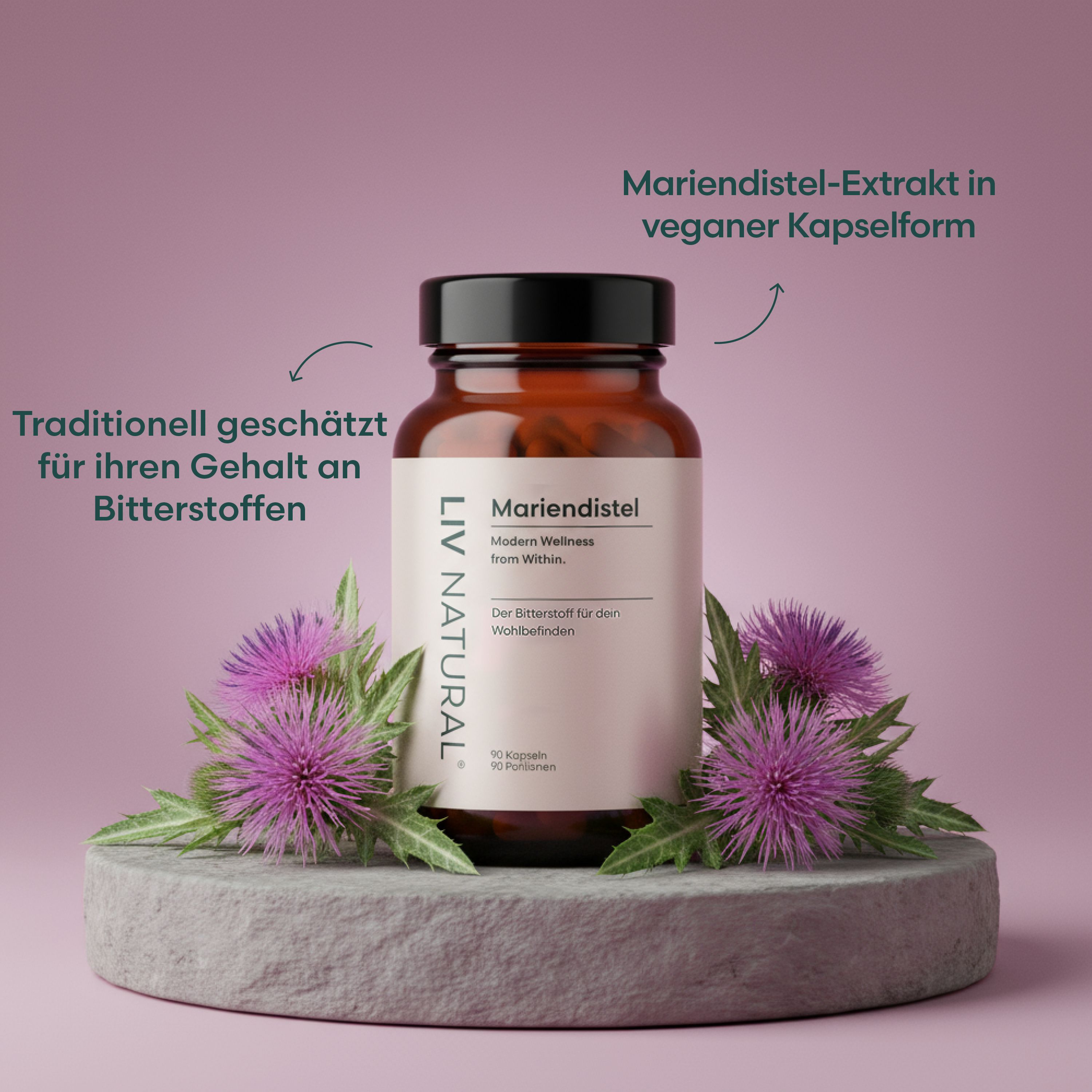 Braune Glasflasche mit schwarzen Deckel. Etikett mit Schriftzug LIV NATURAL und Mariendistel. Auf Podest mit Distelblüten.