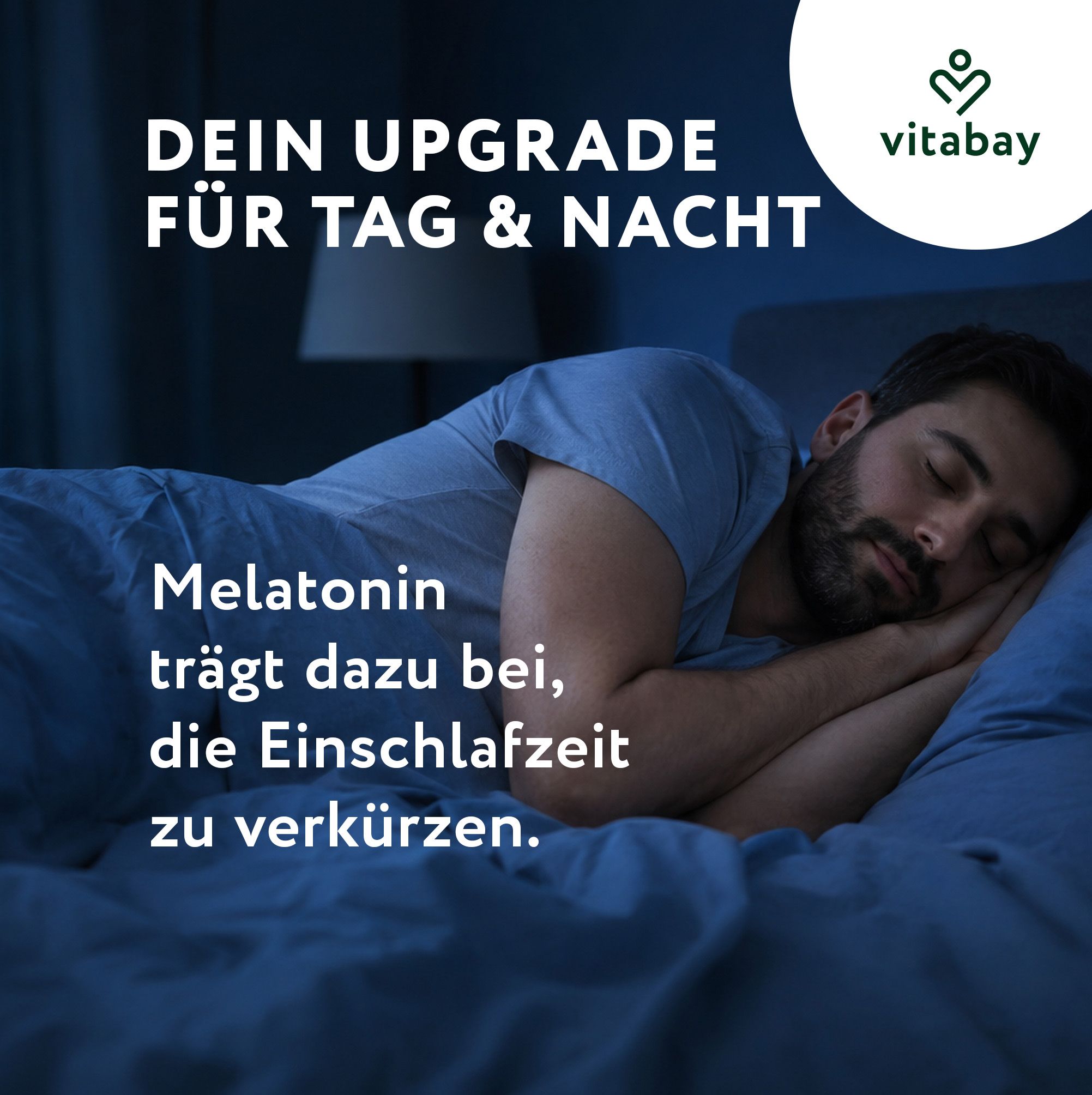 Mann schläft tief in einem dunklen Schlafzimmer, "Melatonin verkürzt die Einschlafzeit".