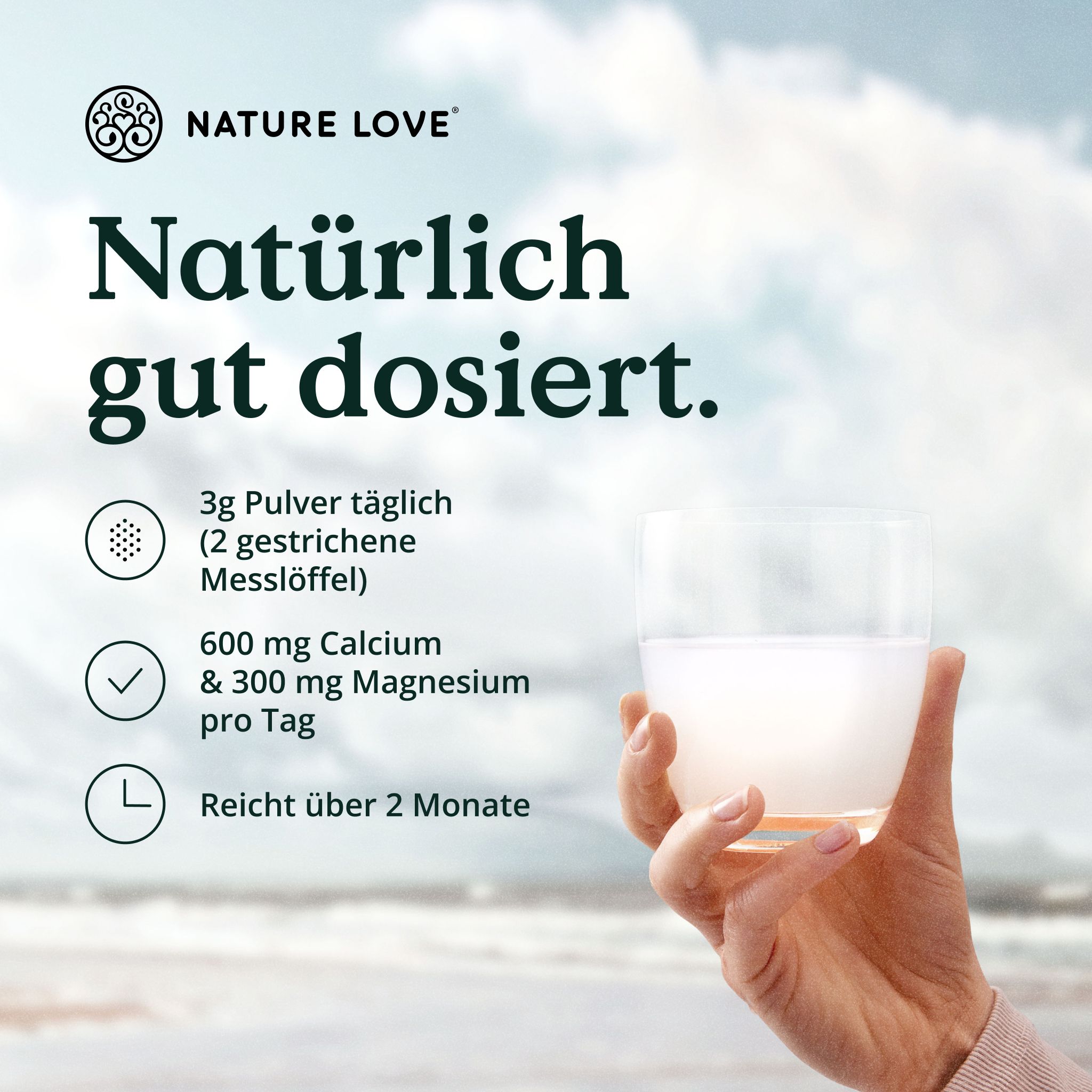 Glas mit Flüssigkeit, Hand hält Glas. Text: 3g Pulver täglich, 600mg Calcium & 300mg Magnesium pro Tag. Reicht über 2 Monate.