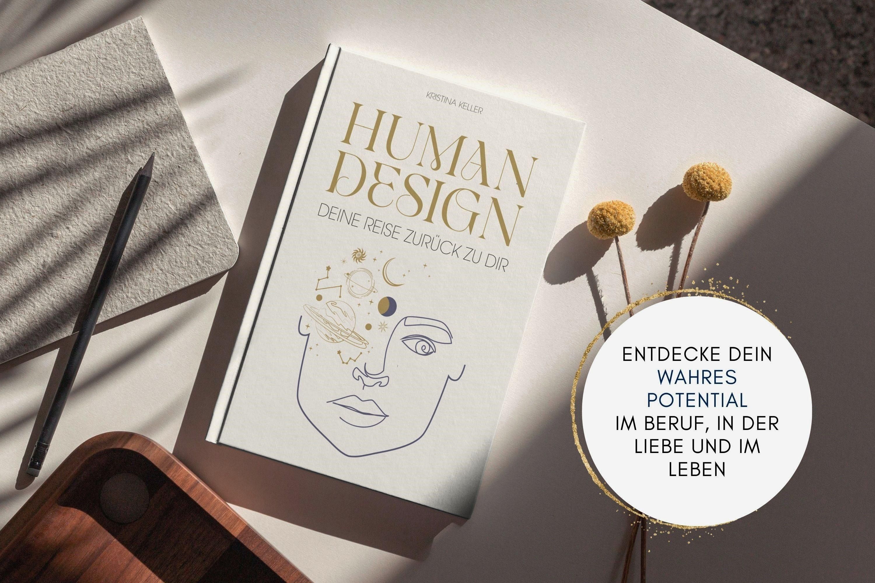 Buch "Human Design" auf Tisch. Titel und Autor sichtbar. Neben Buch: Stift, Tablett, getrocknete Blüten. Text: Entdecke dein Potenzial.