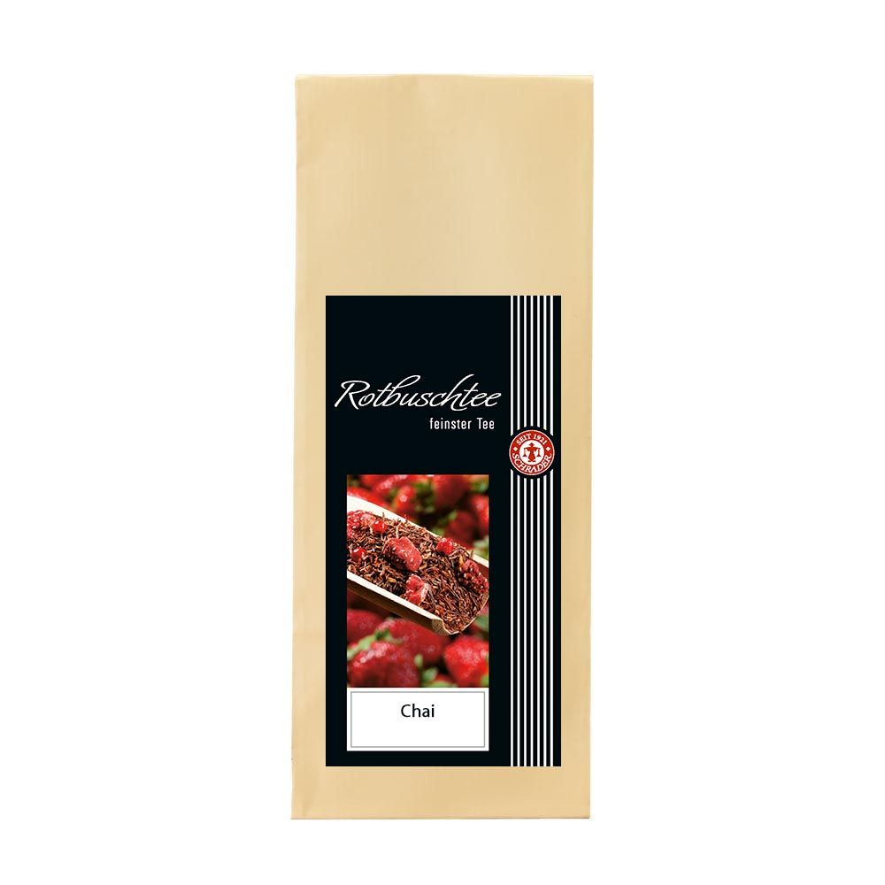 Beutel mit schwarzem Etikett. Aufschrift: Rotbuschtee, feiner Tee, Chai. Abbildung von Erdbeeren und Tee.