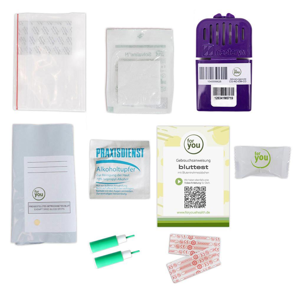 Inhalt des 'for you schwermetall-test' Kits: diverse Beutel, Lanzetten, Anleitung und Alkoholtupfer.