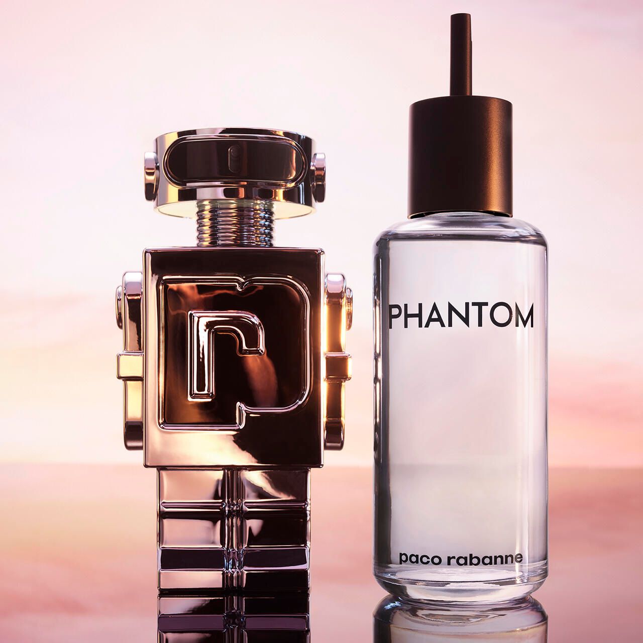 Flacone di profumo a forma di robot argentato e flacone di ricarica. Scritta "Phantom" e "Paco Rabanne".