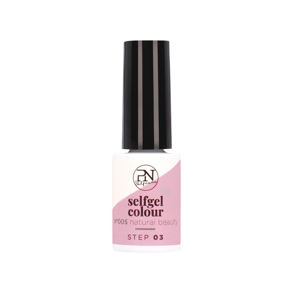 Nagellackflasche. Weißes Etikett mit PN-Logo, "selfgel colour" und "N005 natural beauty". Schwarzer Deckel. STEP 03.