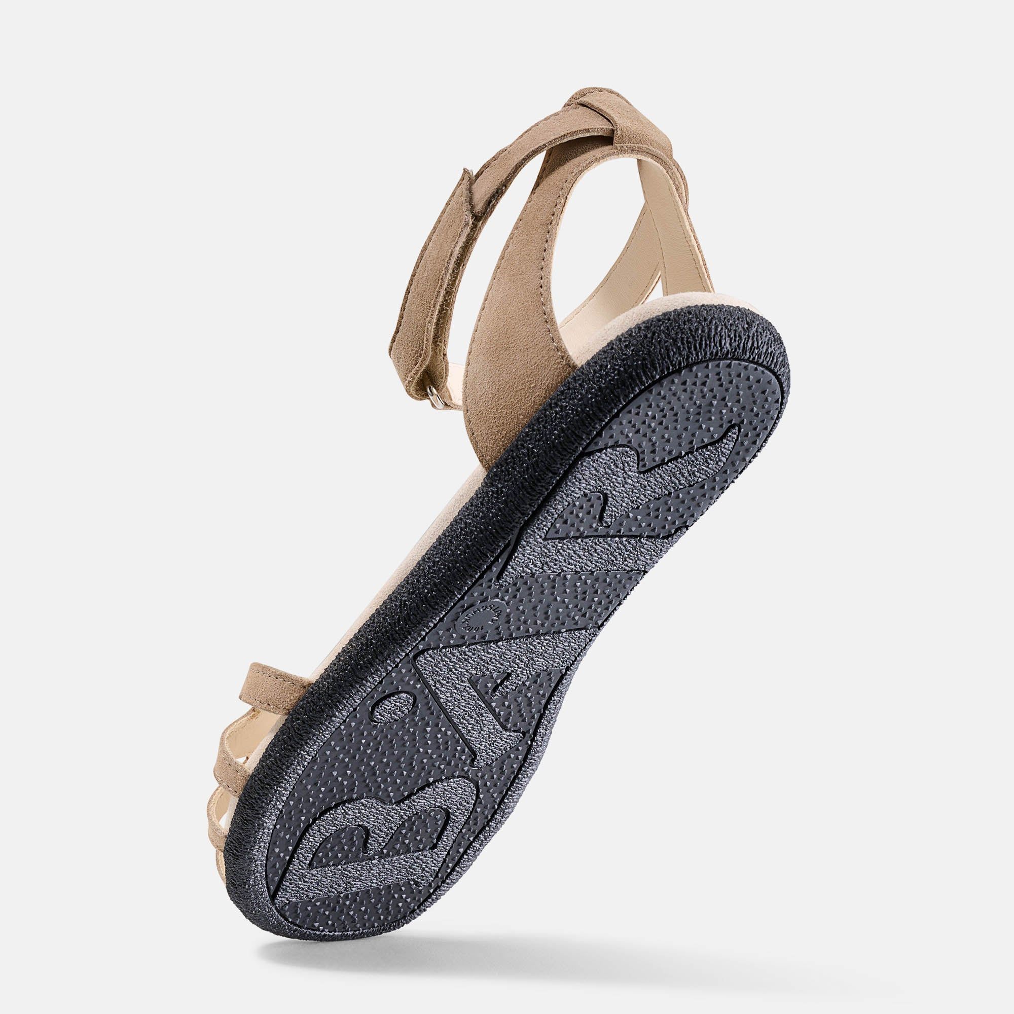 Sandalen-Sohle. Schwarze Sohle mit BÄR-Logo. Beige Riemen. Perspektivische Ansicht.