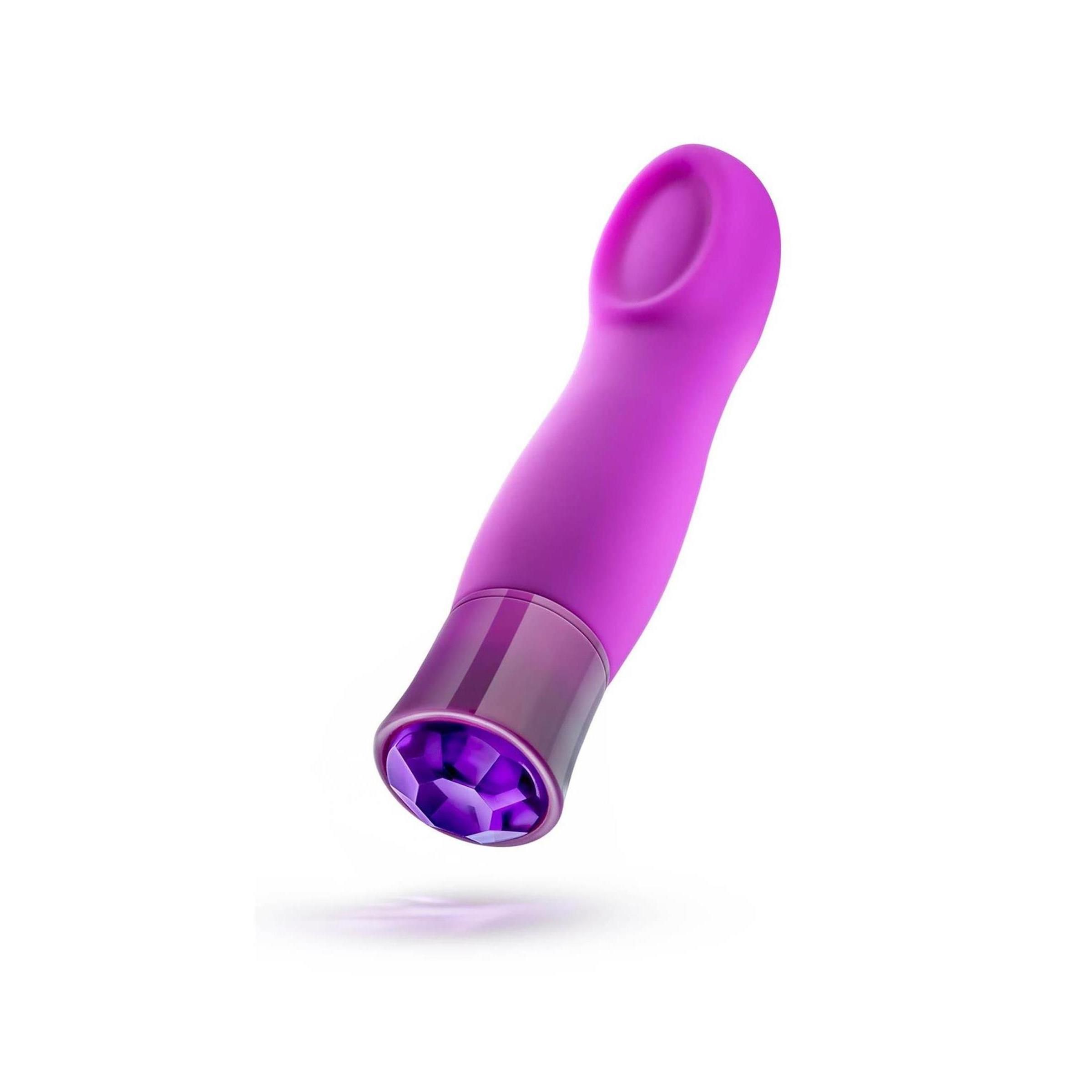 Lila Vibrator mit Kristallspitze, leicht schräg. Auf weißem Hintergrund.