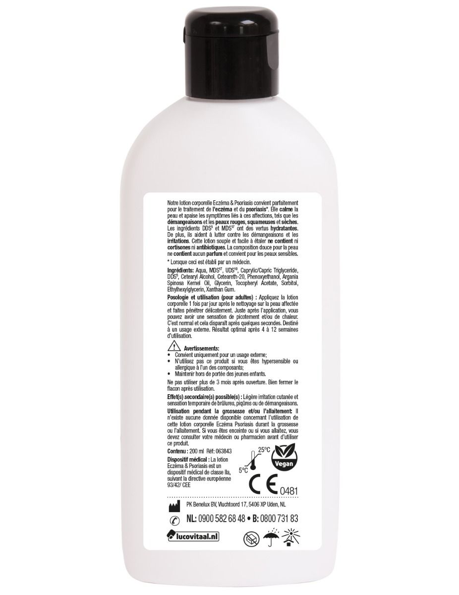 Achterkant van een witte fles met zwarte dop. Tekst met ingrediënten en gebruiksaanwijzing. Vegan keurmerk.