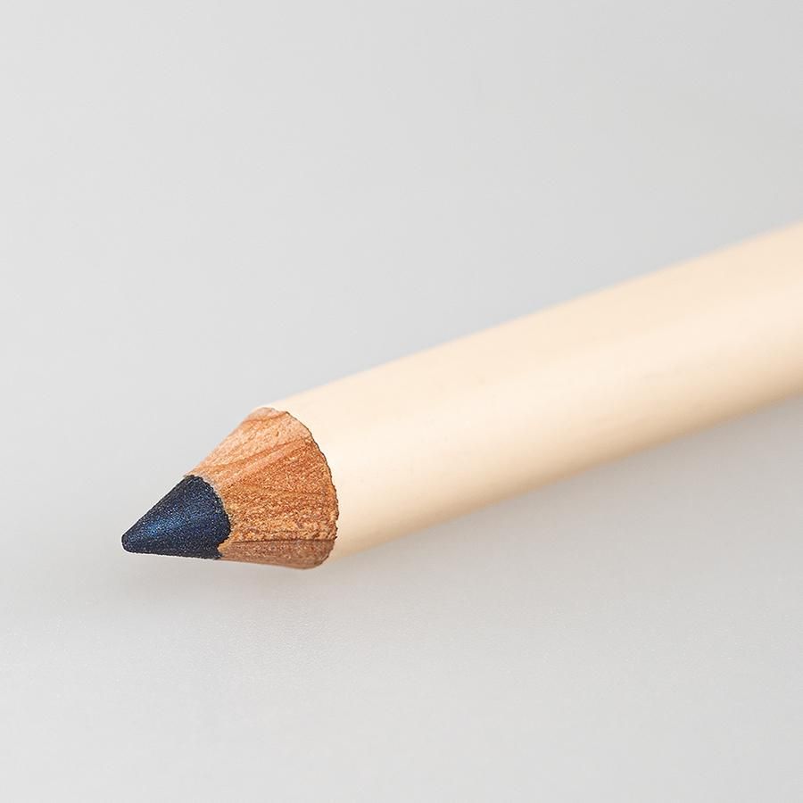 Nahaufnahme eines GRN [GRÜN] Kajalstifts. Spitze mit blauer Mine. Holzfarbener Schaft.