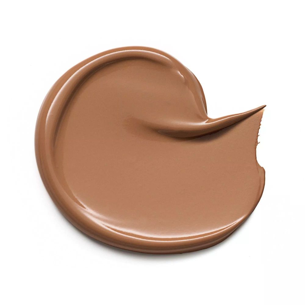 Brauner Concealer-Fleck auf weißem Hintergrund. Runde Form mit glatter Oberfläche.