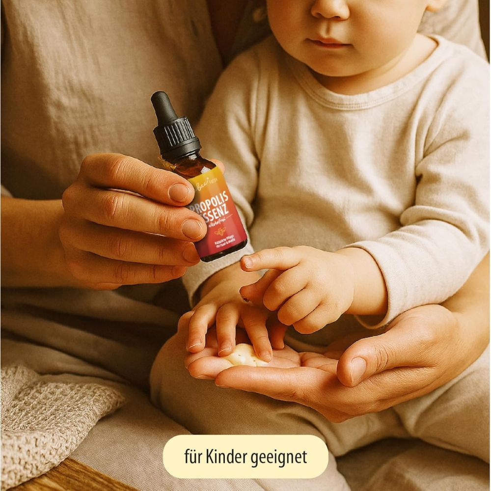 Braune Flasche mit Tropfer und Etikett. Person hält Flasche und gibt Tropfen auf die Hand eines Kindes. Text 'für Kinder geeignet'.