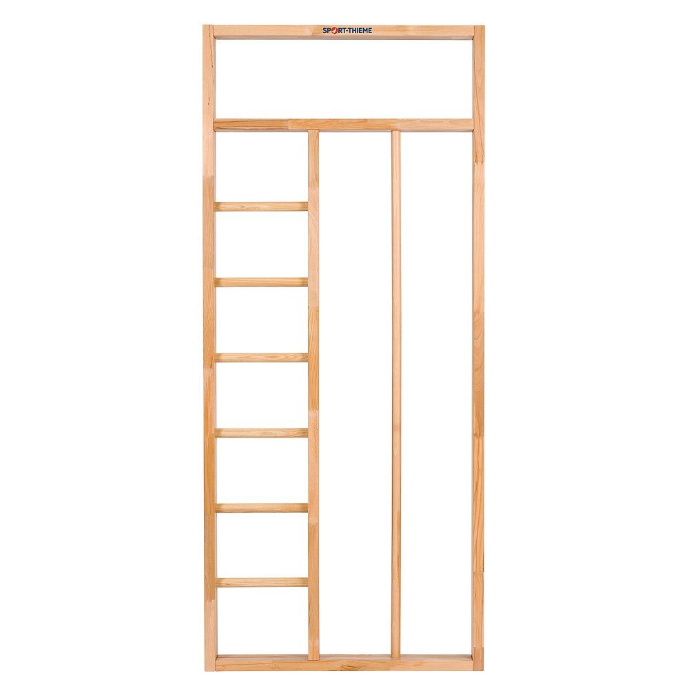 Holz-Kletterwand mit Sprossen und vertikalen Stangen. Oben Schriftzug 'Sport-Thieme'. Rahmenkonstruktion.