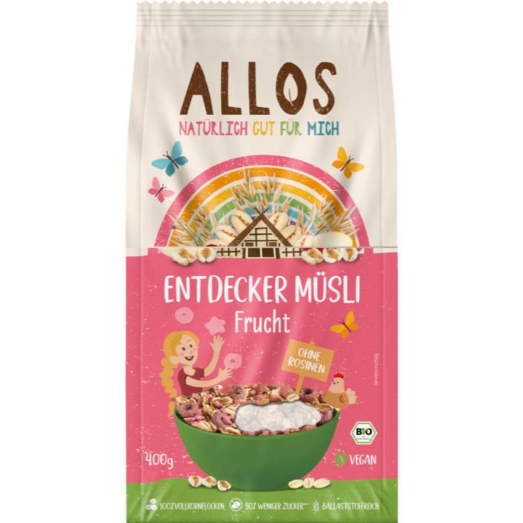 Verpackung mit Müsli. Aufschrift: ALLOS, Entdecker Müsli Frucht. Mit Illustrationen von Kind und Schmetterlingen. Bio- und Vegan-Siegel.